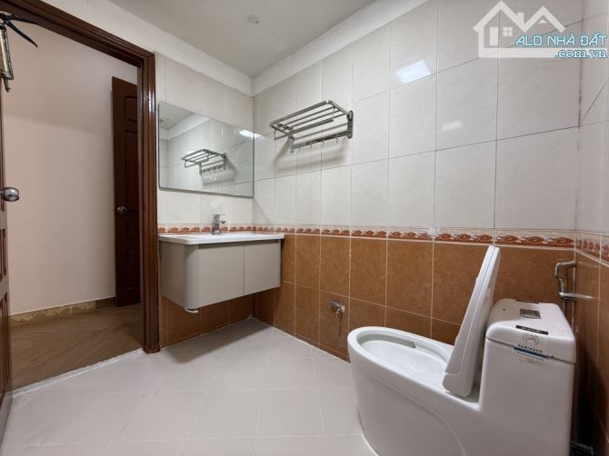 Gần mặt phố Nguyễn Lương Bằng ngõ bagac giá 7,3 tỷ - 6