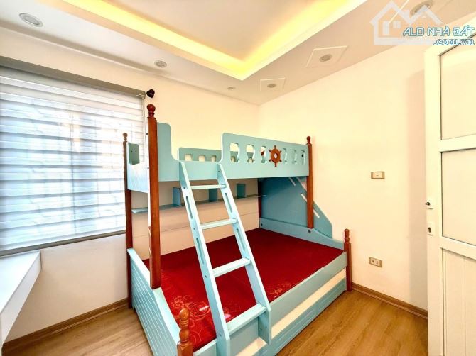 Bán nhà thịnh hào dt 30m 5t 4mMT,giá nhỉnh 5 tỷ,nhà đẹp,lô góc 3 thoáng,ngõ rộng - 6