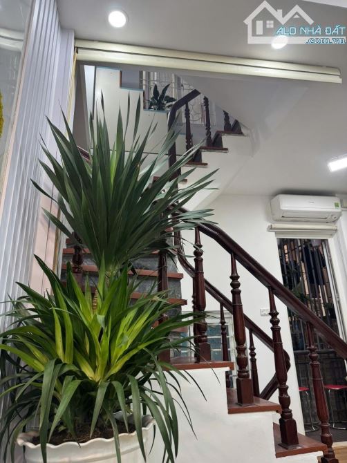 Bán nhà thịnh hào dt 30m 5t 4mMT,giá nhỉnh 5 tỷ,nhà đẹp,lô góc 3 thoáng,ngõ rộng - 8
