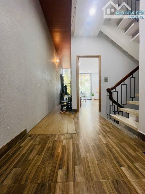 Rẻ nhất Q.10 mặt tiền Trường Sơn - 8.2x14m - XD 7 tầng - HĐT 200tr - giá giảm sâu 28 tỷ.