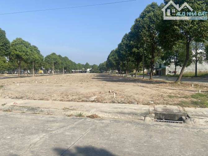 ĐẤT NGỘP NGAY MẶT TIỀN ĐƯỜNG D16 NHỰA 16M, PHÍA SAU TTHC BÀU BÀNG, CHỈ 890TR