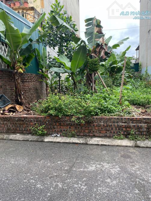 Đất đẹp hiếm mặt tiền rộng đường ô tô ngõ Phố Giang Biên DT 92m2 . Giá 152 triệu/ m2