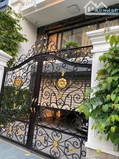 Hiếm - Phố Nguyễn Khả Trạc 70m2 Gara OTO 6 Tầng Thang Máy Ở & Làm VP Chỉ 19.8 tỷ
