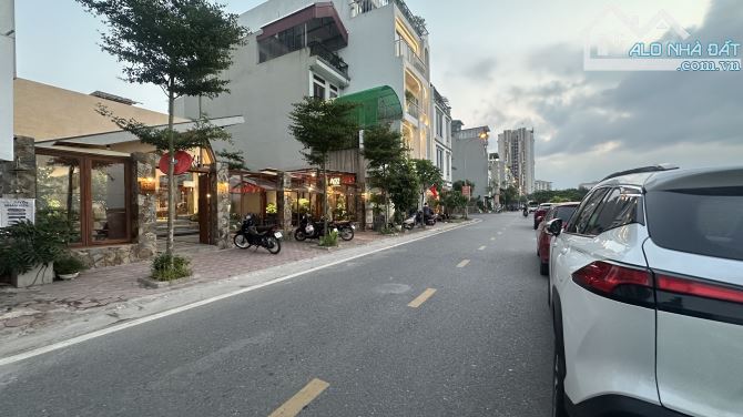 BÁN NHÀ TÁI ĐỊNH CƯ GIANG BIÊN,VIEW SÂN CHƠI,CÔNG VIÊN,OTO TRÁNH-VỈA HÈ 2 BÊN