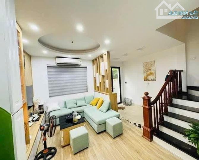 Bán nhà Long Biên 33m - 5 tầng - ô tô đỗ cổng - hơn 4 tỷ