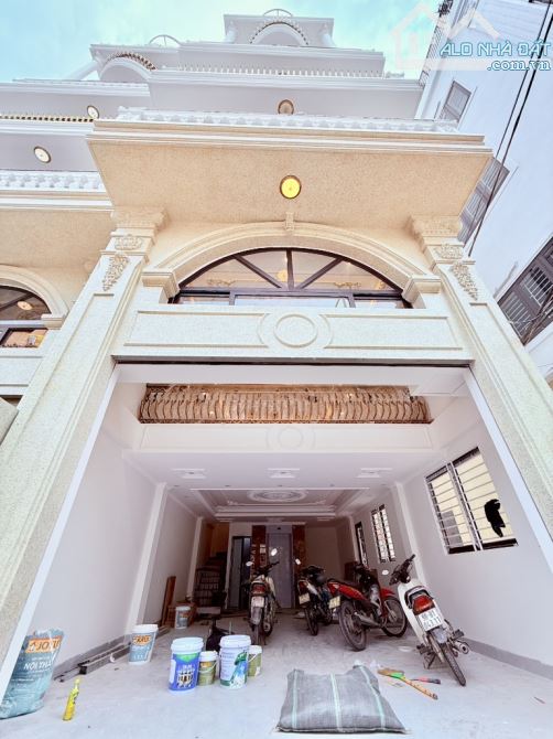 Bán nhà phố thạch bàn 40m thang máy GARA ôtô full nội thất cao cấp nhỉnh 7 tỷ