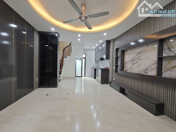 🧲 SỐC !!! CẮT LỖ BÁN NHÀ 5 TẦNG NGAY PHỐ LỤA 🧲