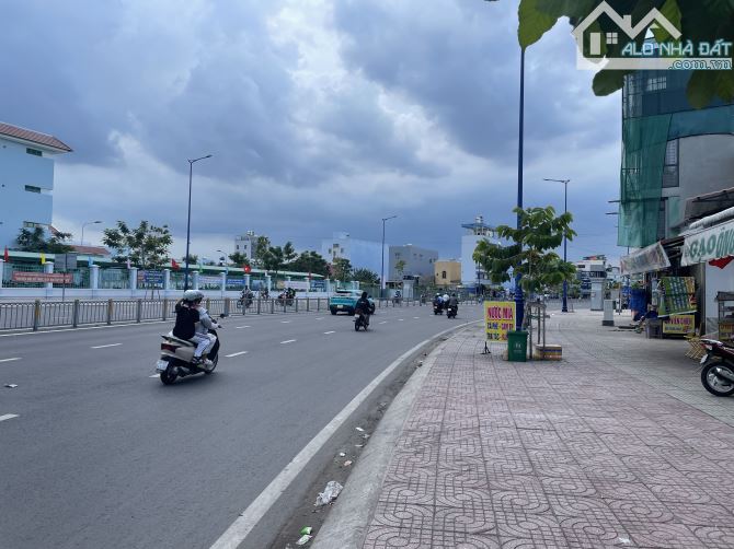 Mặt tiền kinh doanh 40m2 3 tầng btct có vỉa hè 10m nhỉnh 12tỷ