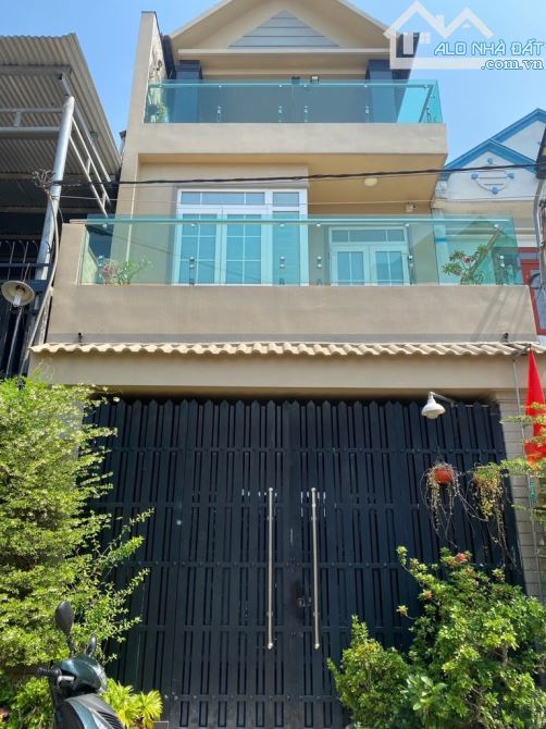 NHÀ ĐẸP PHONG CÁCH HIỆN ĐẠI NGAY CHỢ THỚI TỨ 3 TẦNG CHỦ CẦN BÁN CÓ GIÁ TỐT