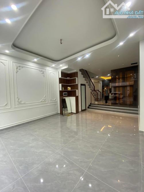 Bán nhà 4 tầng thang máy xịn sò tại Hồ Đá, Sở Dầu, Hồng Bàng