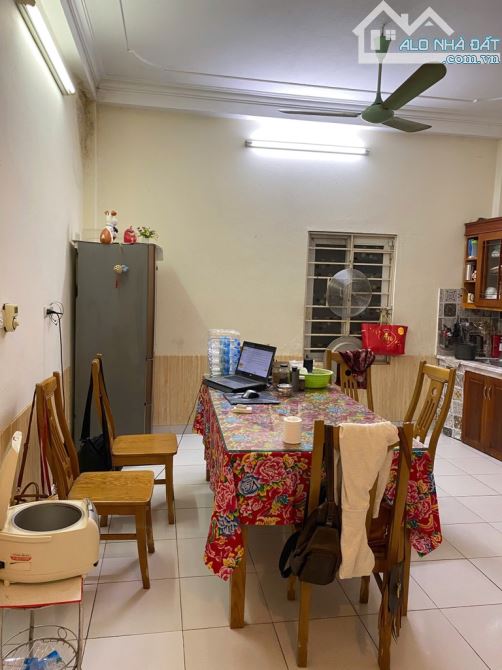Bán nhà trần khát chân 3 tầng gần phố hai bà trưng