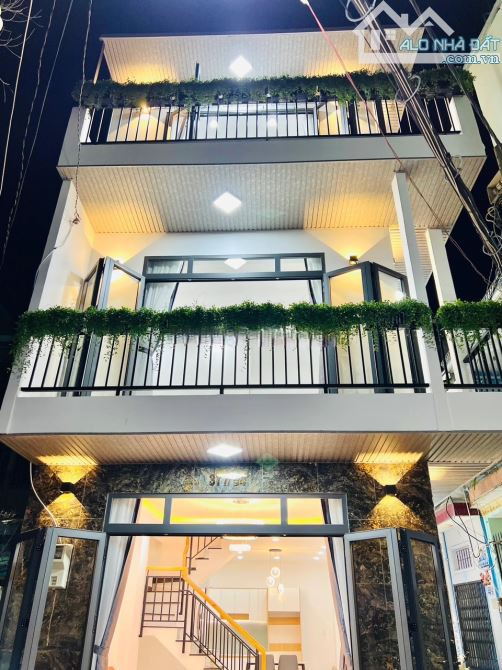 3,5 tỷ còn 3,3 tỷ. Bán nhà 64m2 gần chợ Trần Hữu Trang tiện buôn bán, xây 1 trệt 2 lầu.SHR