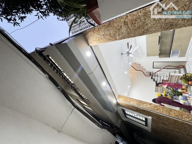 -NHÀ BÁN QUAN NHÂN - MỚI TINH - THOÁNG TRƯỚC SAU - NGÕ RỘNG - DT 34 M - MT 6 M - 5 TẦNG -