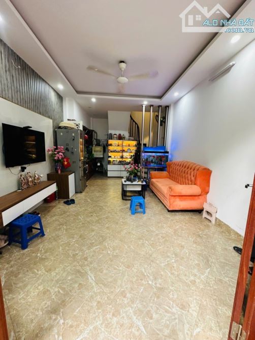 Bán nhà Trịnh Đình Cửu, Hoàng Mai. 31m2 x 6 Tầng. LÔ GÓC. Ô TÔ. 1 NHÀ RA PHỐ. Hơn 8 Tỷ.