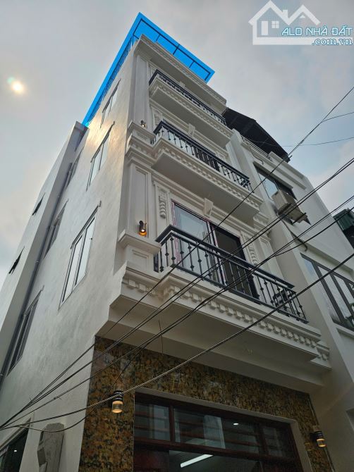 Bán nhà Giang biên 5 tầng x 48m xây chắc