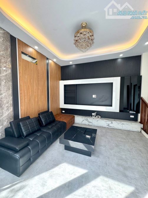 GIA THỤY – NHÀ ĐẸP NHƯ KHÁCH SẠN – THANG MÁY – 3 MASTER – 8,45 TỶ