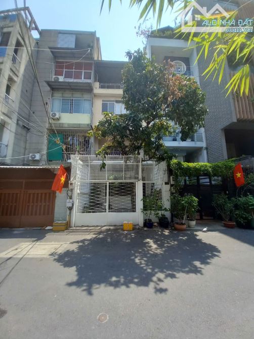 Bán nhà hẻm 10m siêu đẹp đường Hai Bà Trưng, Quận 3. DT 5,2m x 21m. Trệt 3 lầu giá 30,9 tỷ