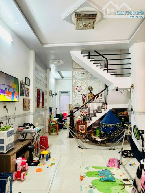 Nhà Bán Mặt tiền 3 Lầu đúc có hoàn công. Nhà thuộc khu VIP P15.Q8