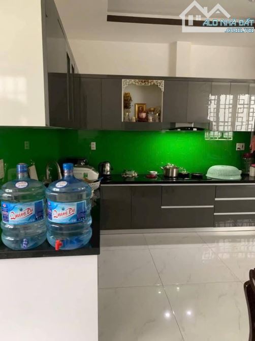 Xoay vốn bán nhà Cao Đạt, Phường 1, Quận 5/ Giá: 3.9tỷ- Diện tích: 68m2 (5x13,5m). Sổ sạch