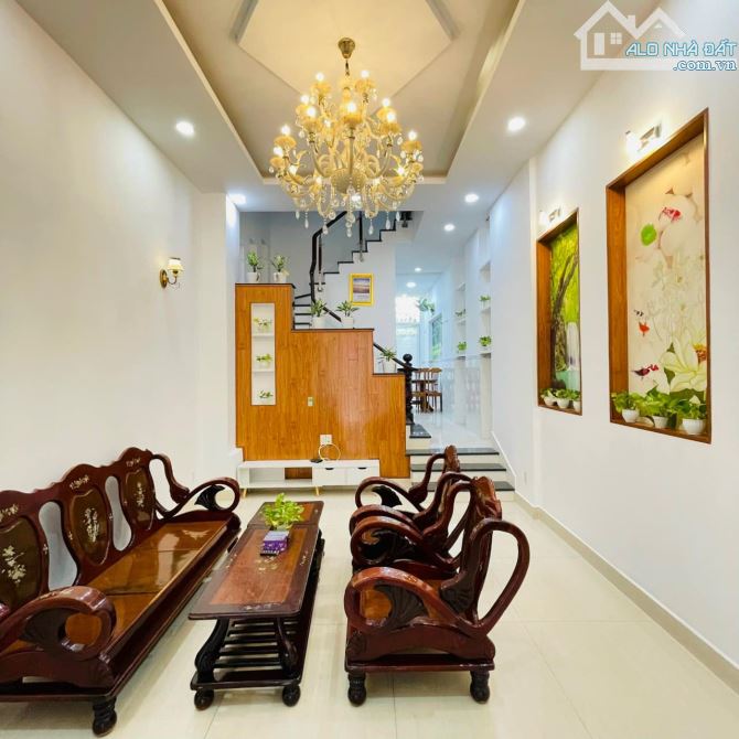 bán nhà ngay Hậu Giang, Quận 6. Giá 2 tỷ 530 tr/ 69m2, sổ hồng riêng, 1 trệt 2 lầu.