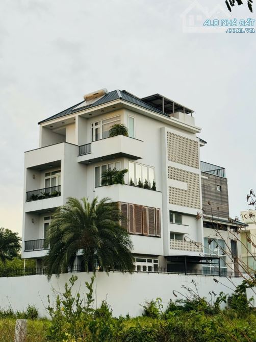 Tòa CHDV Mặt tiền ĐS ngay Quốc Hương , DT: 10.3x25m, KC: Hầm 6 Tầng,cho thuê: 200tr 65 Tỷ