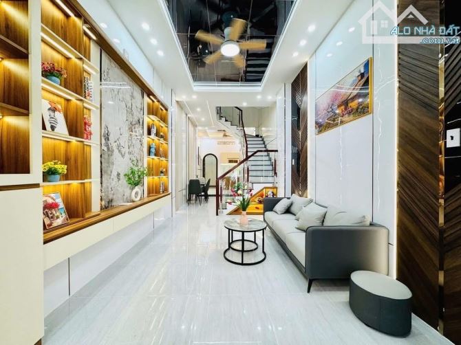 TC dưới 3 Tỷ mua ngay căn nhà Lò Siêu, Quận 11. DT: 52m2. Hẻm xe hơi, đầy đủ tiện ích