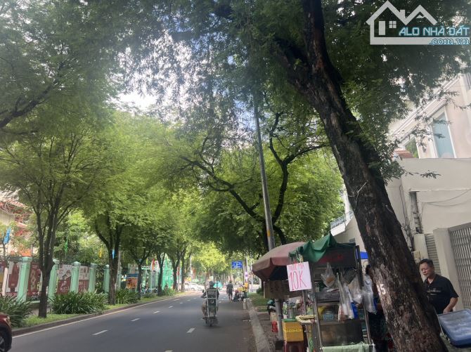 Bán nhà mặt tiền Nguyễn Du, Bến Nghé, Q1 DT khủng 1.052m2 nở hậu 40m giá 650 tỷ hiếm