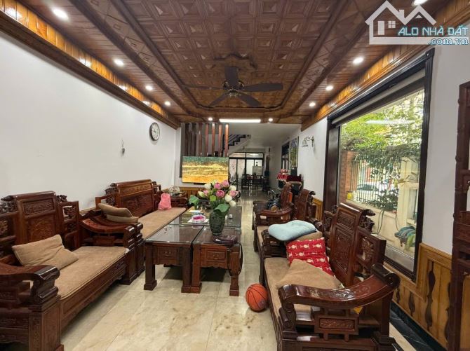 Lô góc 3 mặt Văn Quán – Hà Đông 132 m2 4 tầng MT 27 m giá 38 tỷ