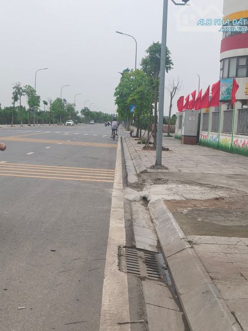 Bán Đất Tái Định Cư Cự Khối, Long Biên - 2 Mặt Tiền - DT 67m² - Gần Hồ Điều Hòa Lớn Nhất K