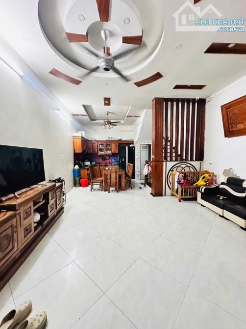BÁN NHÀ CẦU GIẤY - VỊ TRÍ TRUNG TÂM - OTO - 4 TẦNG - 46M - GIÁ 11.6 TỶ