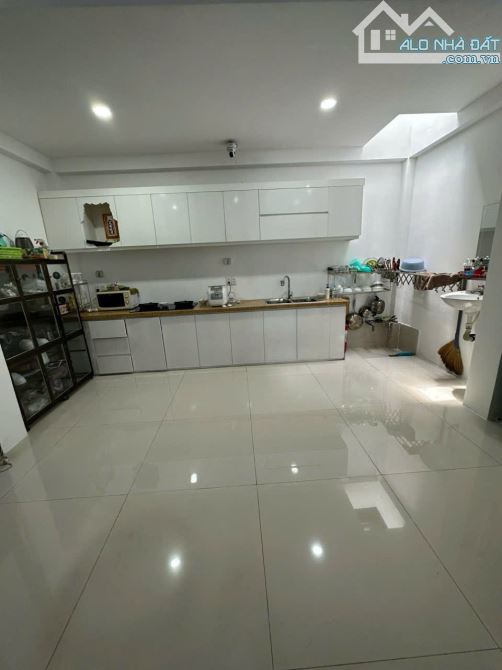 Nhà 3 tầng, 5x17m, Mặt Tiền đường Lê Thị Riêng, giá 13.5 tỷ TL