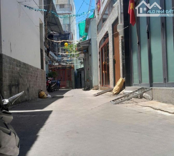 NGUYỄN CỬU VÂN BÌNH THẠNH GIÁP Q1, XE HƠI ĐỖ CỬA, 40M2, 4 TẦNG, 4PN 5WC KHÉP KÍN,6.3 ty