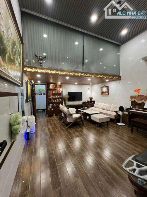 Phân lô Hoàng Cầu, Ngõ thông, Ô tô đỗ cửa, Ở sướng. 42m2x4t, MT 5m. Chỉ 13.4 tỷ!