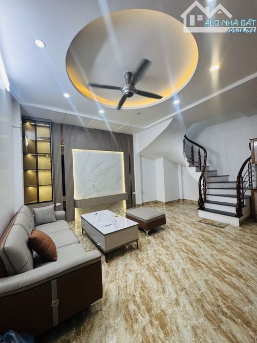 Tôn Đức Thắng 10m ra oto tránh 30m ra mặt phố 30m ra hồ Văn Chương mặt tiền rộng ở sướng