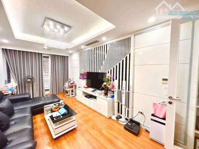Nhà đẹp Phùng Chí Kiên, Cầu Giấy. Phân lô* Oto đỗ cửa* 20M ra phố. DT 60m2* 6 Tầng* MT 4m