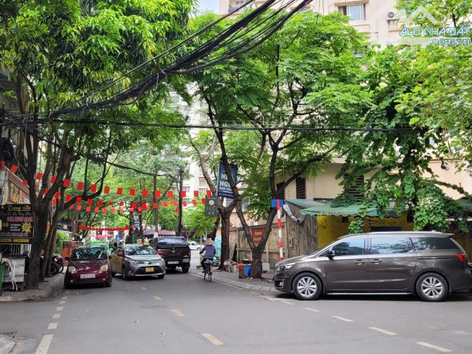 BÁN NHÀ ĐẤT CỰC HIẾM! Đường Trung Kính Quận Cầu giấy 105m2 phân lô Ô tô đỗ trong nhà.