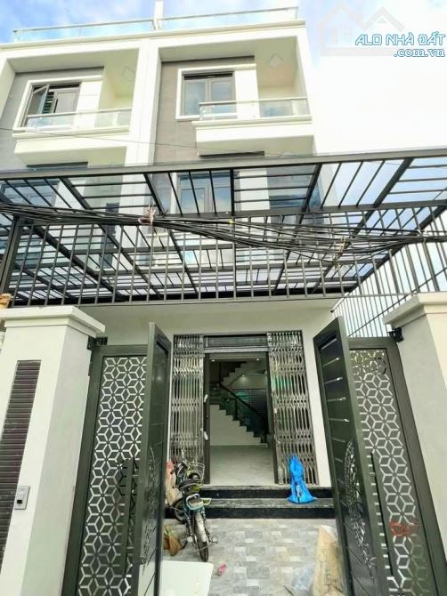 Nhà 3 tầng xây mới ngõ to đường Kênh ô tô đỗ cổng