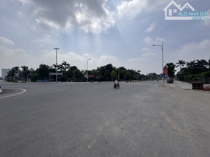 HÓT NHẤT NGỌC THUỴ -HỒNG TIẾN      BƯỚC RA OTO TRÁNH KD - TRƯỜNG TRẠM  - HÀNG XÓM KHAI SƠN - 1