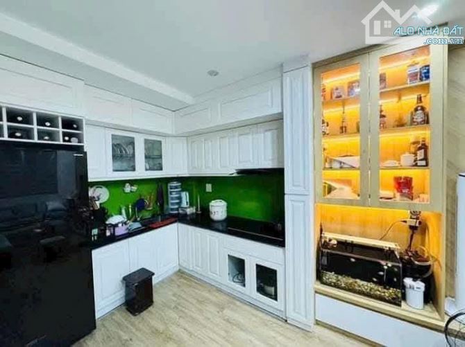 Bán nhà Long Biên 33m - 5 tầng - ô tô đỗ cổng - hơn 4 tỷ - 1