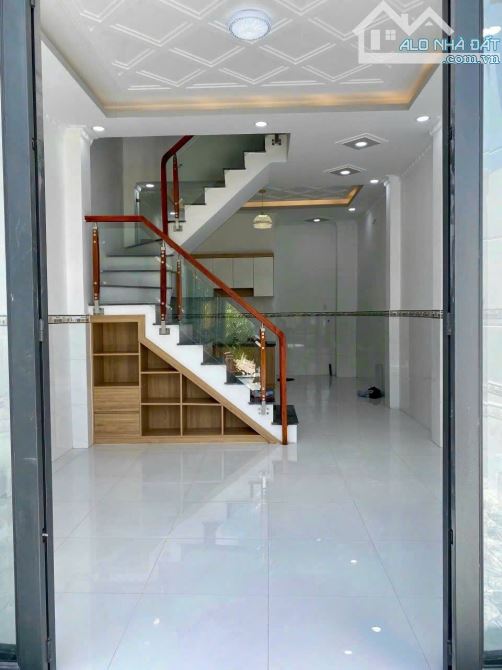 Bán nhà 2 tầng, 51m2, sổ riêng, hẻm xe hơi, Long Hậu - 1