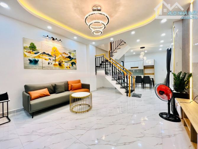 3,5 tỷ còn 3,3 tỷ. Bán nhà 64m2 gần chợ Trần Hữu Trang tiện buôn bán, xây 1 trệt 2 lầu.SHR - 1