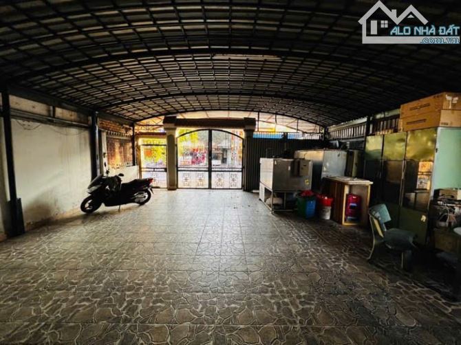 Bân nhà 200m2 Biệt thự 2 mặt tiền Dương Công Khi Tân Hiệp Hóc Môn - 1