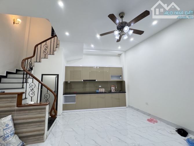 -NHÀ BÁN QUAN NHÂN - MỚI TINH - THOÁNG TRƯỚC SAU - NGÕ RỘNG - DT 34 M - MT 6 M - 5 TẦNG - - 1