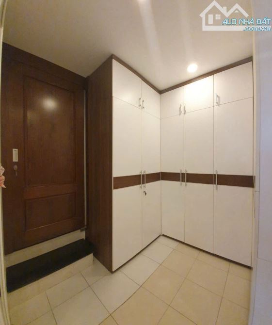 - Nhà bán căn đôi hẻm 4m đường Calmette, Ông Lãnh Q1. 2 lầu. Giá 9.9 tỷ thương lượng
