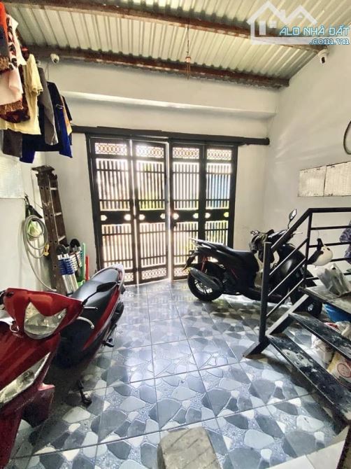 NHÀ ĐẸPLÊ ĐÌNH CẨN XE HƠI VÀO NHÀ 92,9M2( 4X23) 3 TẦNG 4,3 TY - 1