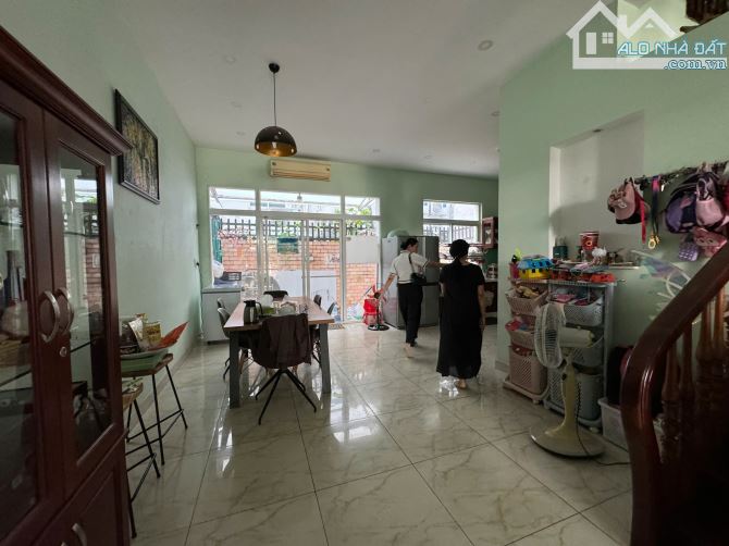 Bán biệt thự 19 Hưng Thái 1, Phú Mỹ Hưng Quận 7, DT 126m, trệt 2 lầu, giá 31 tỷ TL - 1