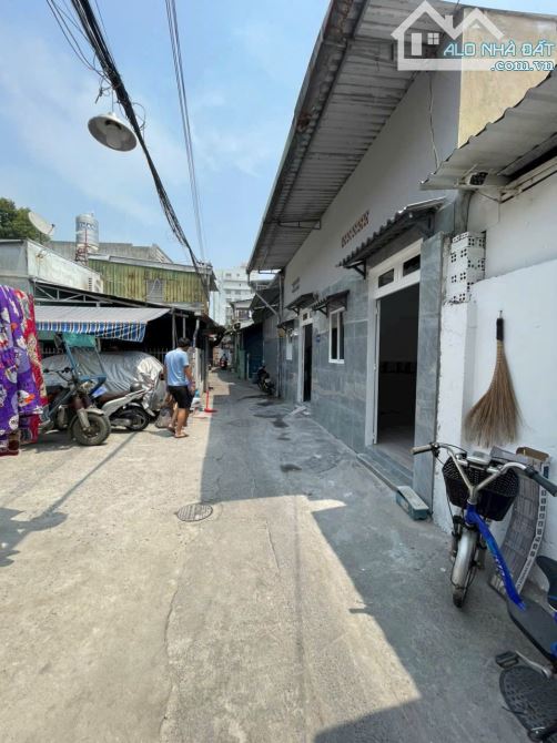 Bán nhà ngang 8m hẻm Nguyễn Đức Thiệu Dĩ An giá chỉ 2.7 tỷ độc nhất Dĩ An - 1