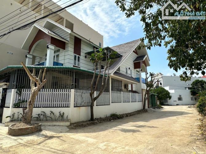 Villa 2 mặt tiền hòn Sện Vĩnh Hòa gần bến du thuyền - 1