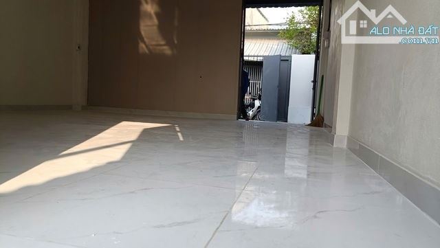 Nhà nát cấp 4 sổ riêng 5x20m, gần ủy ban phường Đông Hưng Thuận, Quận 12 giá rẻ 2ty1 - 1