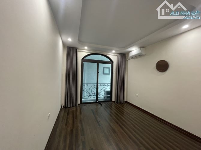 PHỐ TRẠM - HÀNG HIẾM - VỊ TRÍ ĐẸP - Ô TÔ ĐỖ CỬA- FULL NỘI THẤT- CÁCH 15M RA Ô TÔ - S:47M2 - 1